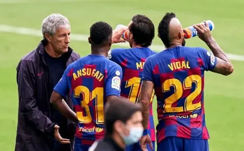 Quique Setién junto a sus jugadores que cada vez le creen menos (Getty Images)