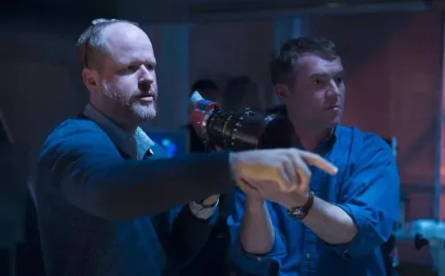 Joss Whedon en el set de “Avengers: Age of Ultron”. No hay muchas imágenes del director durante su trabajo en “Justice League”, donde compartió con Ray Fisher.
