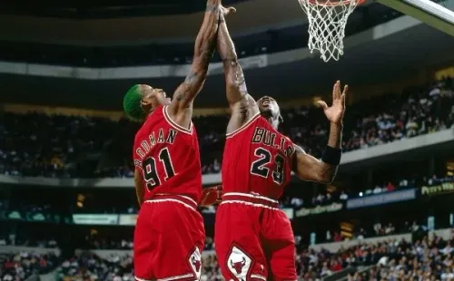 Dennis Rodman y Michael Jordan fueron parte fundamental para el segundo tricampeonato de los Chicago Bulls. Foto: Getty Images