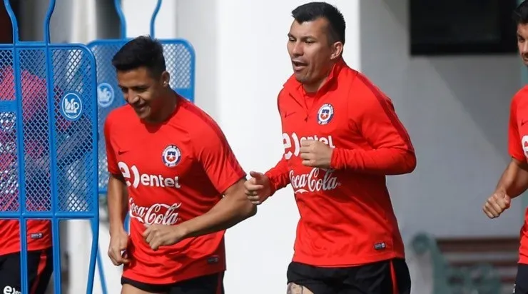 Gary Medel y Alexis Sánchez han jugado un centenar de partidos juntos, y solo cuatro enfrentándose uno contra el otro (Agencia Uno)