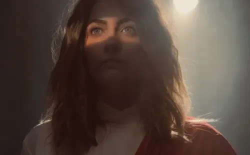 Paris Jackson como Jesús en “Habit”.
