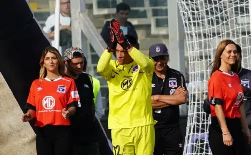 Miguel Pinto ha tenido que lidiar con su pasado azul desde su llegada a Colo Colo. Ahora dijo que quiere enfrentar a la U en un clásico. Foto: Guille Salazar