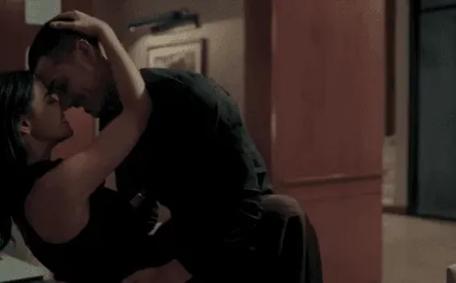 Maite Perroni y Alex Speitzer protagonizan “Oscuro Deseo”.