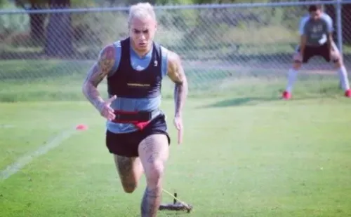 Eduardo Vargas entrenando por Tigres UANL