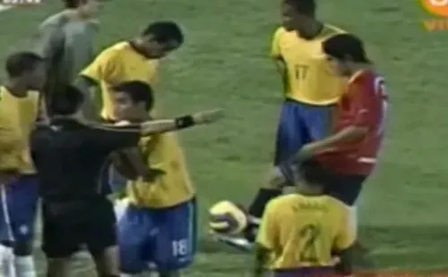 Cobran el penal, Flores toma la pelota y hace jueguitos