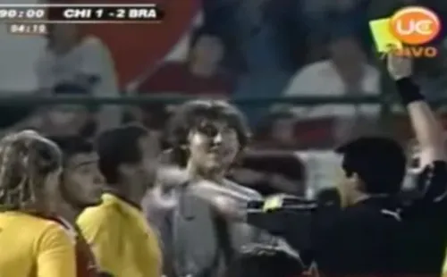 Amarilla para el arquero por hacer un hoyo en el punto penal. Llega Vidal a pedir su penal