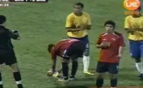 Vidal se queda con la pelota y Flores mira a la banca pidiendo la ejecución