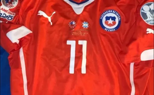 Las camisetas son el elemento más preciado del coleccionista: aquí, la original de Eduardo Vargas