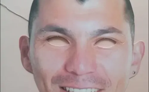 La máscara del gran Pitbull Gary Medel