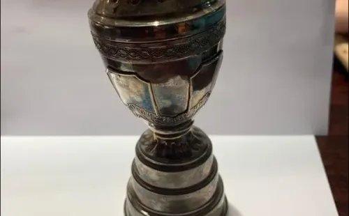 Una miniatura de la Copa América que recibió por primera vez la selección chilena