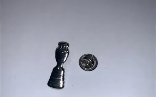 El pin de la Copa América (que llevaba Jadue en la solapa de su chaqueta)