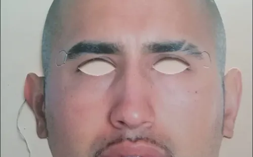 La máscara de Arturo El King Vidal