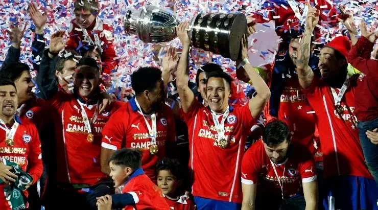 La camiseta de Chile tenía tachada la palabra “subcampeones” y subrayada en dorado la palabra “campeones”