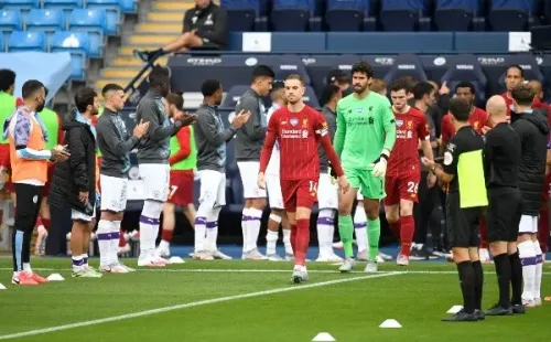 Con pasillo de campeones fueron recibidos los jugadores del Liverpool en el último partido. (Foto: Getty)