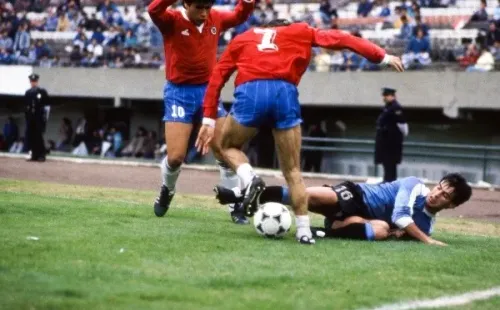 Jorge Contreras disputa el balón ante Pablo Bengoechea (Getty Images)