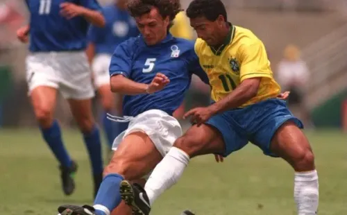 Uno de los increíbles duelos que se dio en esa final: Paolo Maldini vs Romário.