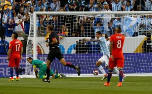 No fue el debut más auspicioso para Chile. El equipo de Juan Antonio Pizzi la tuvo complicada y no logró imponerse a Argentina, aunque eso cambiaría en la final. (Foto: Agencia Uno).