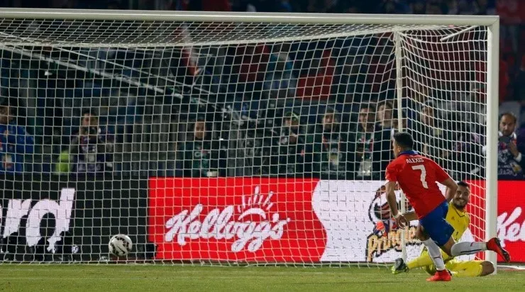 Penal decisivo: el balón entra tímidamente en el arco de Argentina y Alexis Sánchez grita que Chile es campeón de la Copa América 2015 (Agencia Uno)