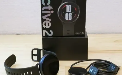 El reloj viene en una cómoda caja junto a un cargador inalámbrico.