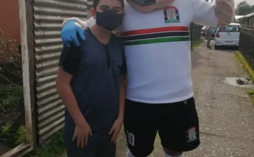 Minerito compartiendo con los niños del sector.