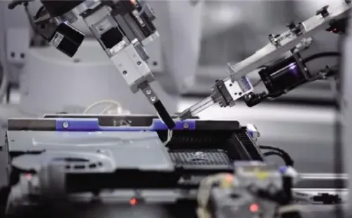 Solo 30 segundos se tarda la fabricación de una PS4.