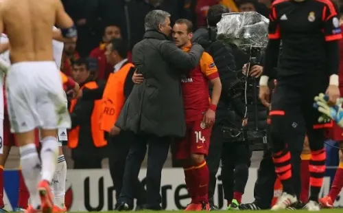 Mourinho saluda a Sneijder cuando dirigía al Real Madrid y enfrentó al Galatasaray (Getty Images)
