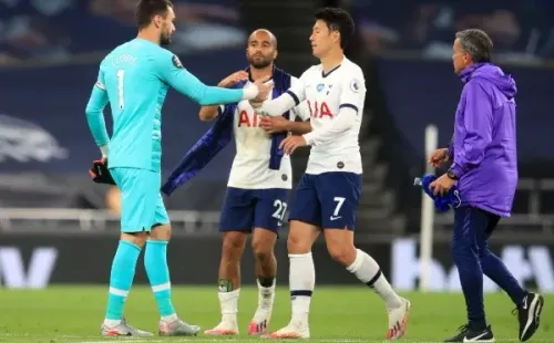 Pese al tremendo encontrón en el primer tiempo, Lloris y Son se pusieron en la buena tras el triunfo. Foto: Getty Images