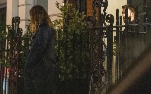 Chris Evans y Lily James saliendo de Mark’s Club. (Foto: Daily Mail)