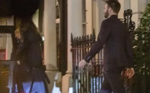 Chris Evans y Lily James subiendo al taxi en el que se retiraron juntos. (Foto: Daily Mail)