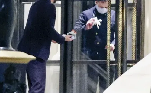 Chris Evans esperando que le abran la puerta del hotel. (Foto: Daily Mail)