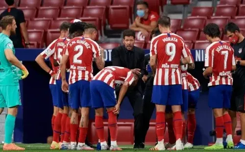 Simeone junto a sus dirigidos en el duelo ante el Barcelona (Getty Images)
