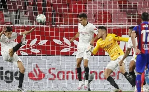Otro remate en la misma jugada pudo terminar en gol, pero nuevamente la terminaron sacando de la línea y dejando a Ocampos como la gran figura del Sevilla. Foto: Twitter Sevilla