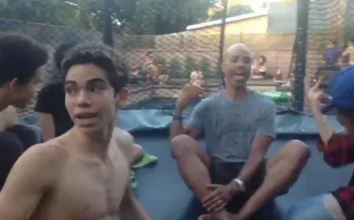 La foto compartida por el padre de Cameron Boyce, en el que el actor aparece compartiendo con su familia y amigos.