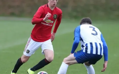 Harvey, sobrino de Gary Neville e hijo de Phil Neville, firmó contrato con Manchester United a sus 18 años.