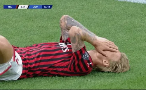 Kjaer al suelo de un pelotazo.