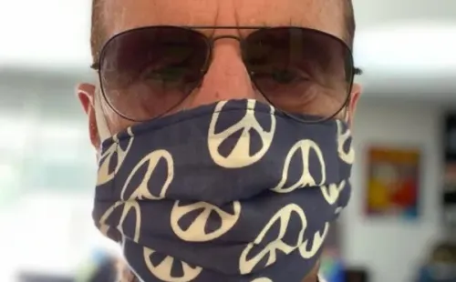 Como forma parte del grupo de riesgo, Ringo Starr ha llamado en múltiples ocasiones a respetar las medidas para combatir la crisis sanitaria.