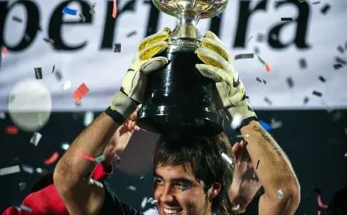 Claudio Bravo se fue de Colo Colo directo a España como gran figura en uno de los títulos más emblemáticos del Cacique: en el Apertura de 2006 ante la U en el inicio del tetracampeonato de la era de Claudio Borghi.