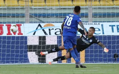 El chileno tuvo una jornada impresionante marcando dos tantos de penal y siendo la figura contra el Parma. (Foto: Getty)