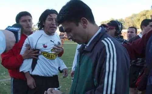 Junto a Carlos Chandía se encontraba Patricio Polic, quien en la imagen sale registrando la expulsión y el final de la carrera de Iván Zamorano. Foto: Archivo
