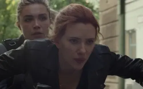 Scarlett Johansson comparte elenco con Florence Pugh en “Black Widow”.