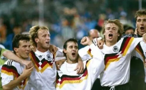 El histórico defensor de la Mannschaft recreó una icónica foto tomada tras ganar el Mundial de Italia ’90.