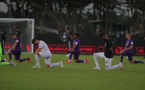 Parte del homenaje que realizaron los futbolistas al movimiento Black Lives Matter. (FOTO: @MLS)