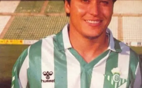 El oriundo de Valparaíso jugó en el Real Betisdos temporadas, desde 1987 a 1989, en su último paso por el extranjero antes de regresar a Chile