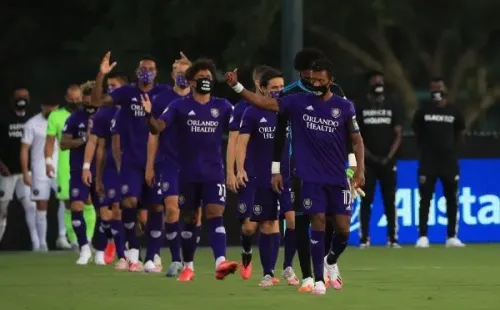 Los equipos salieron al campo con mascarillas y protestaron a favor del Black Lives Matter.