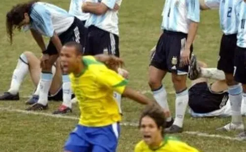 Brasil se coronaría campeón de la Copa América 2004 venciendo en los penales a Argentina. La pena llevó a Marcelo Bielsa a llorar como pocas veces. Foto: Archivo