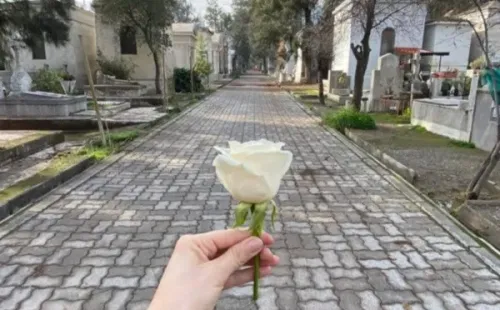 Daniela Castro y una de las imágenes que compartió desde el cementerio.