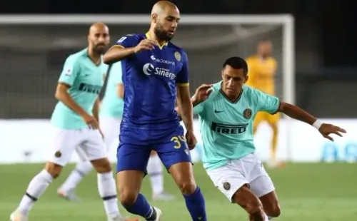 Alexis frente al Hellas Verona.