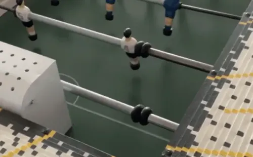 Esteban Paredes publicó imágenes de su increíble taca-taca réplica del Estadio Monumental con Colo Colo enfrentando a la U. Foto: Instagram