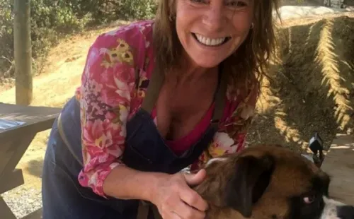 Katherine Salosny está establecida en su casa de Tunquén, donde comparte con sus perritos.