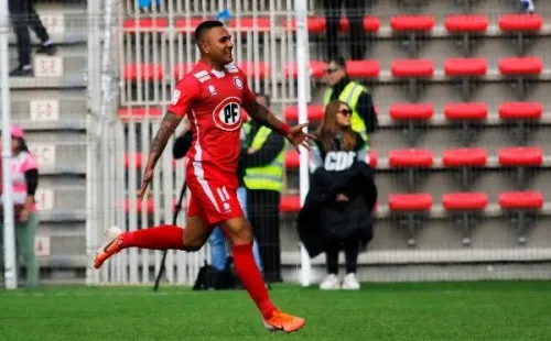 Juan Leiva celebra un gol en el Estadio Nicolás Chahuán (Agencia Uno)